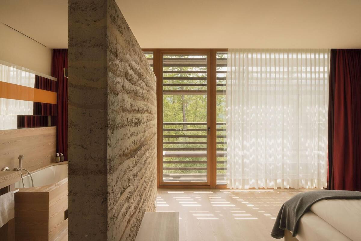Bộ đồ giường kháng dị ứng, chăn bông, minibar, két bảo mật tại phòng 