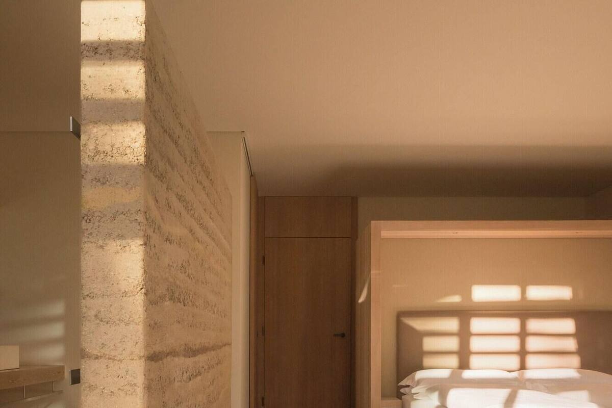 Bộ đồ giường kháng dị ứng, chăn bông, minibar, két bảo mật tại phòng 