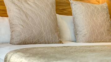 Hypo-allergenic bedding, in-room safe, desk, blackout curtains