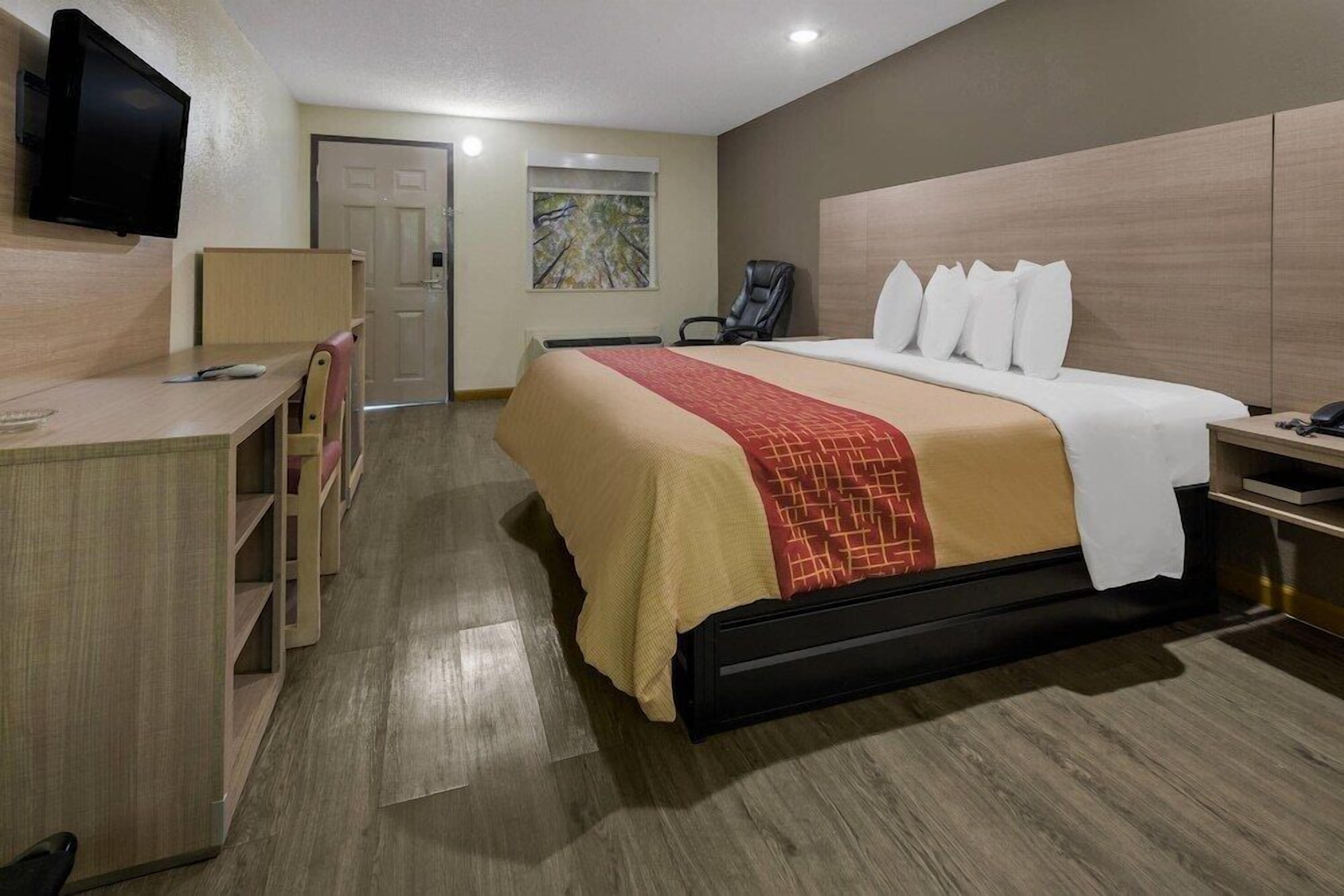 Escritorio, cortinas opacas, wifi gratis y ropa de cama