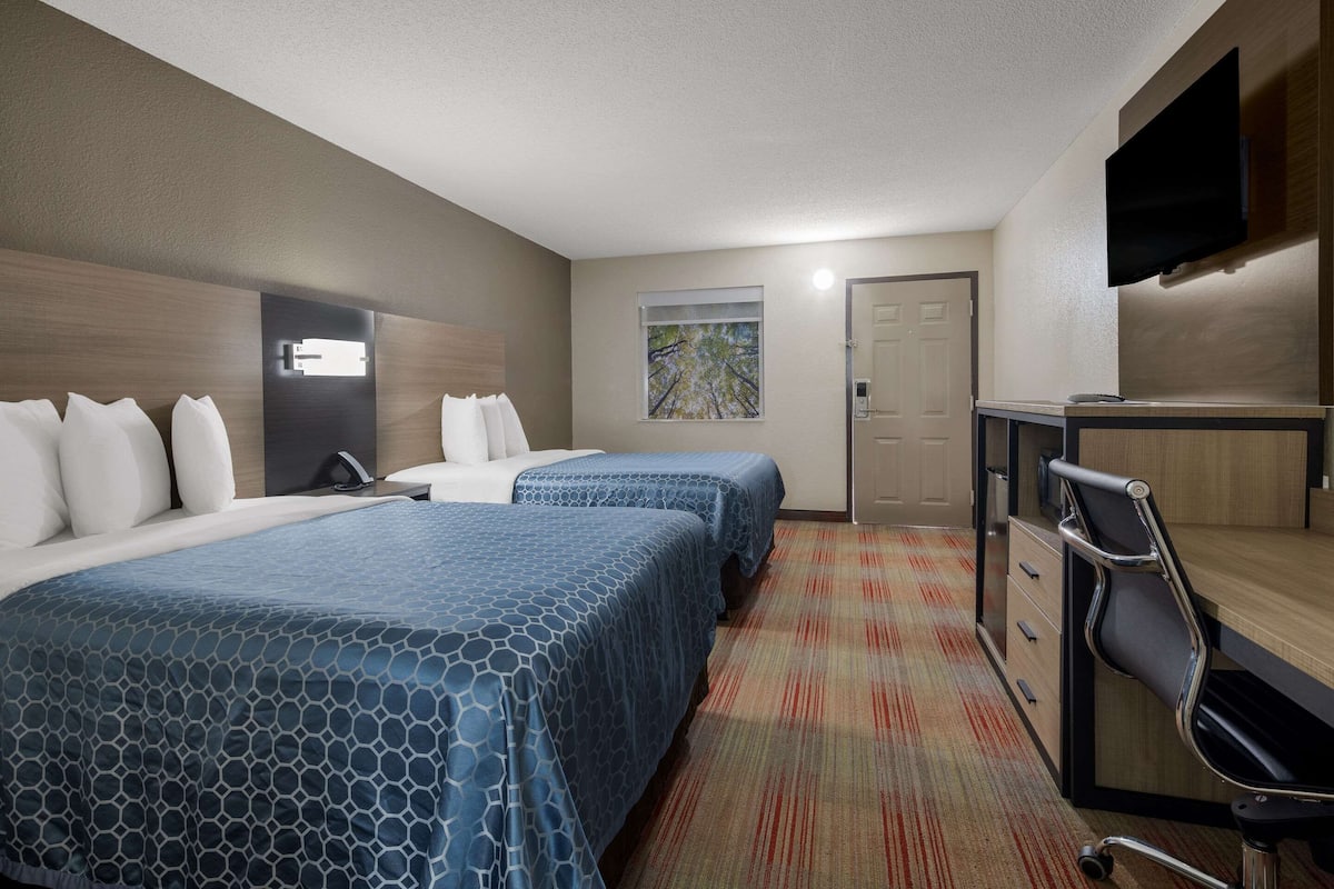 Desk, blackout drapes, free WiFi, bed sheets