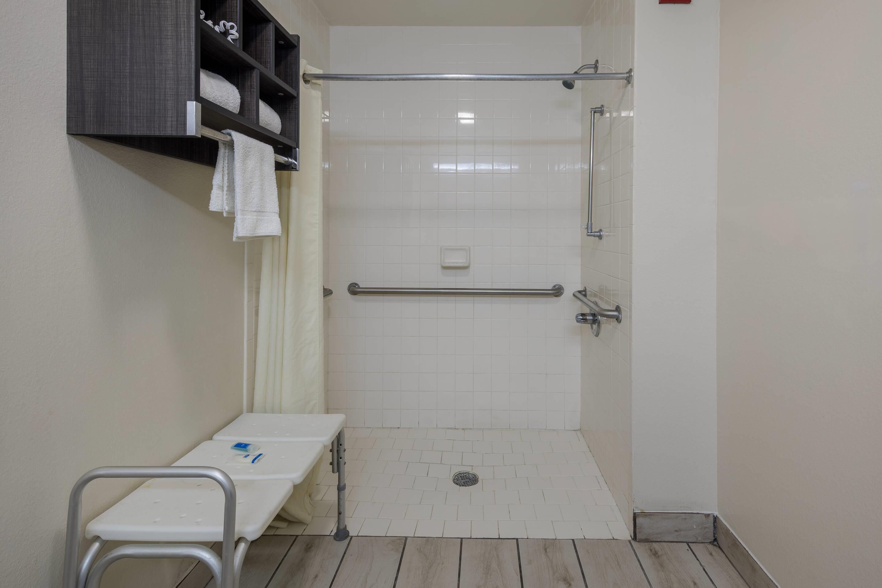 Escritorio, cortinas blackout, wifi gratis y ropa de cama 