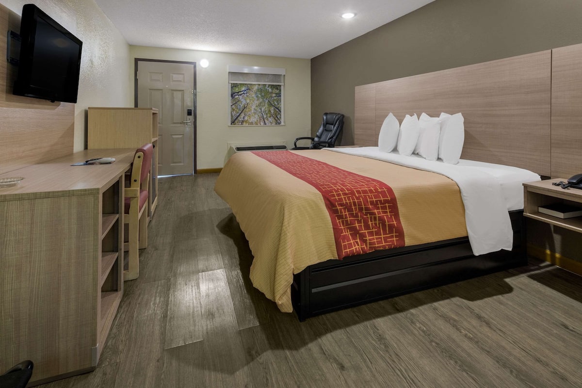 Desk, blackout drapes, free WiFi, bed sheets