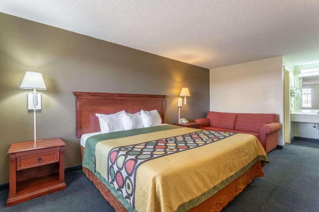 Escritorio, cortinas opacas, wifi gratis y ropa de cama