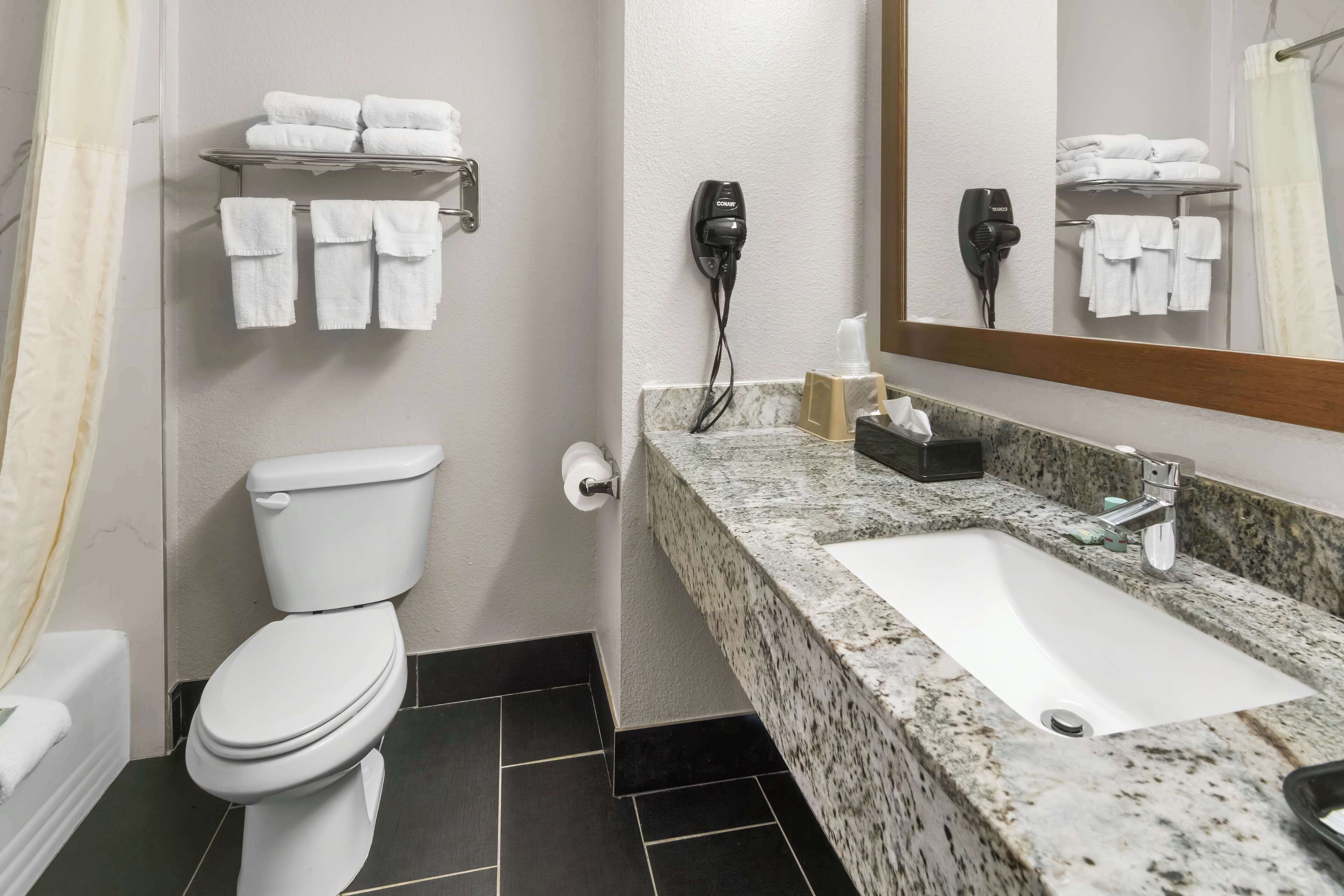 Een bad/douchecombinatie, gratis toiletartikelen, een haardroger