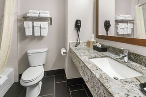 Combined shower/tub, free toiletries, hair dryer, towels