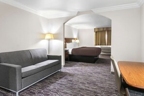 Suite, 1 kingsize-seng, tilgjengelighetstilpasset, kjøleskap og mikrobølgeovn (with Sofabed) | Skrivebord, skrivebord for bærbar PC og blendingsgardiner