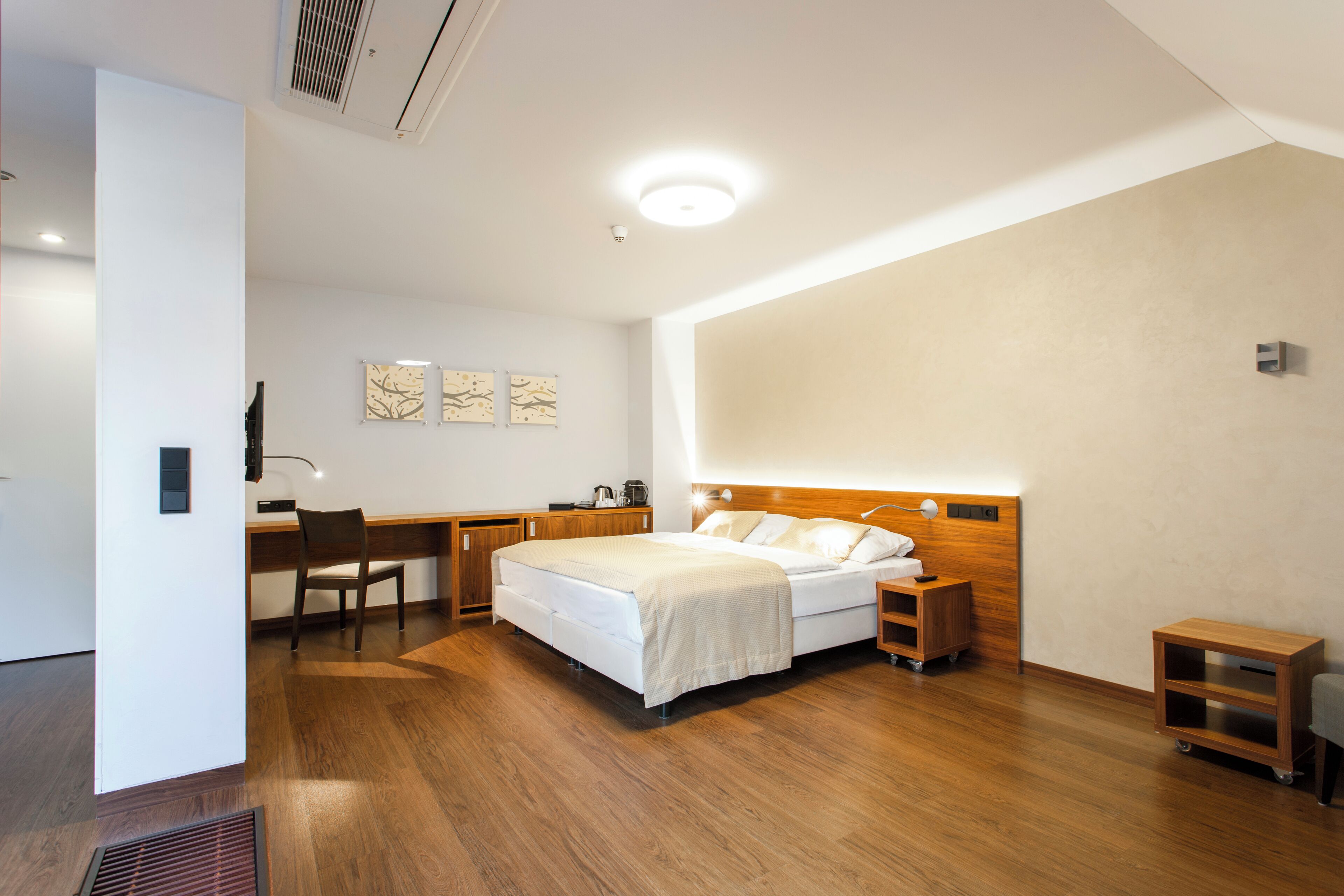 Un dormitorio moderno con una cama de madera, un escritorio y una silla.