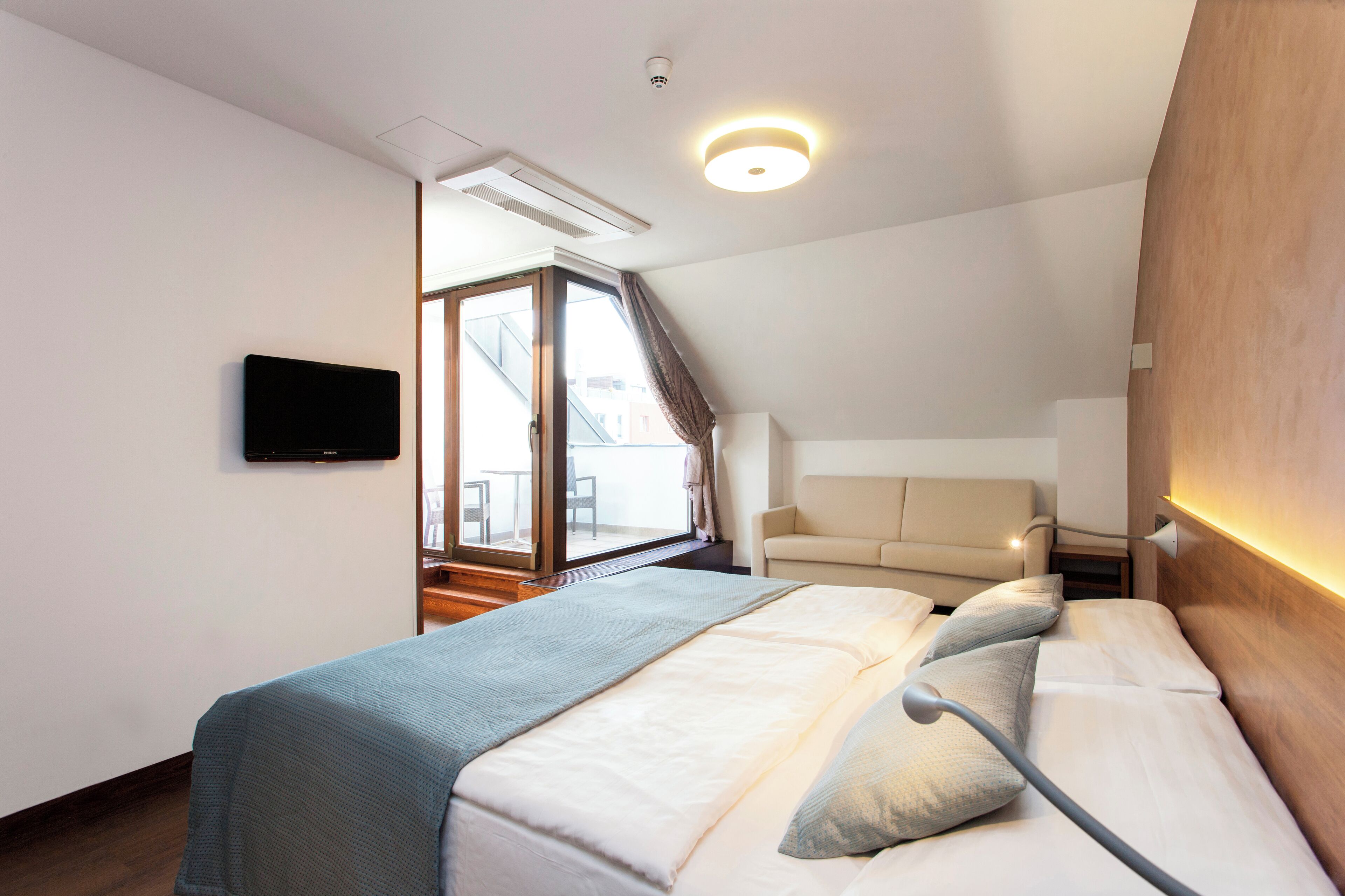 executive suite | in-room safe, desk, laptop workspace, free wifi