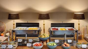 Daily buffet breakfast (CZK 375 per person)