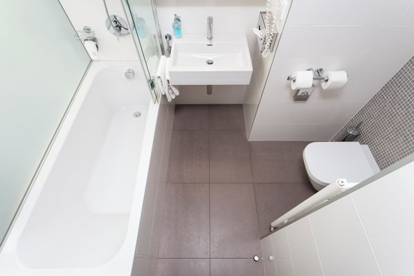 Une salle de bain avec une baignoire, un lavabo et des toilettes.