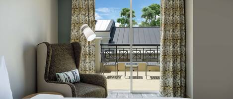 Habitación de hotel con cama, una silla, una lámpara y vistas al exterior.