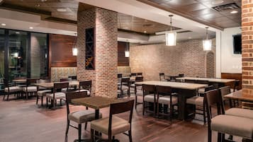 Se ofrece un desayuno a la carta (12.95 USD por persona)