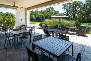 Serveert ontbijt, lunch, diner, Ierse gerechten, buitendiner 