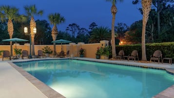 Ulkouima-allas, aurinkovarjoja, aurinkotuoleja