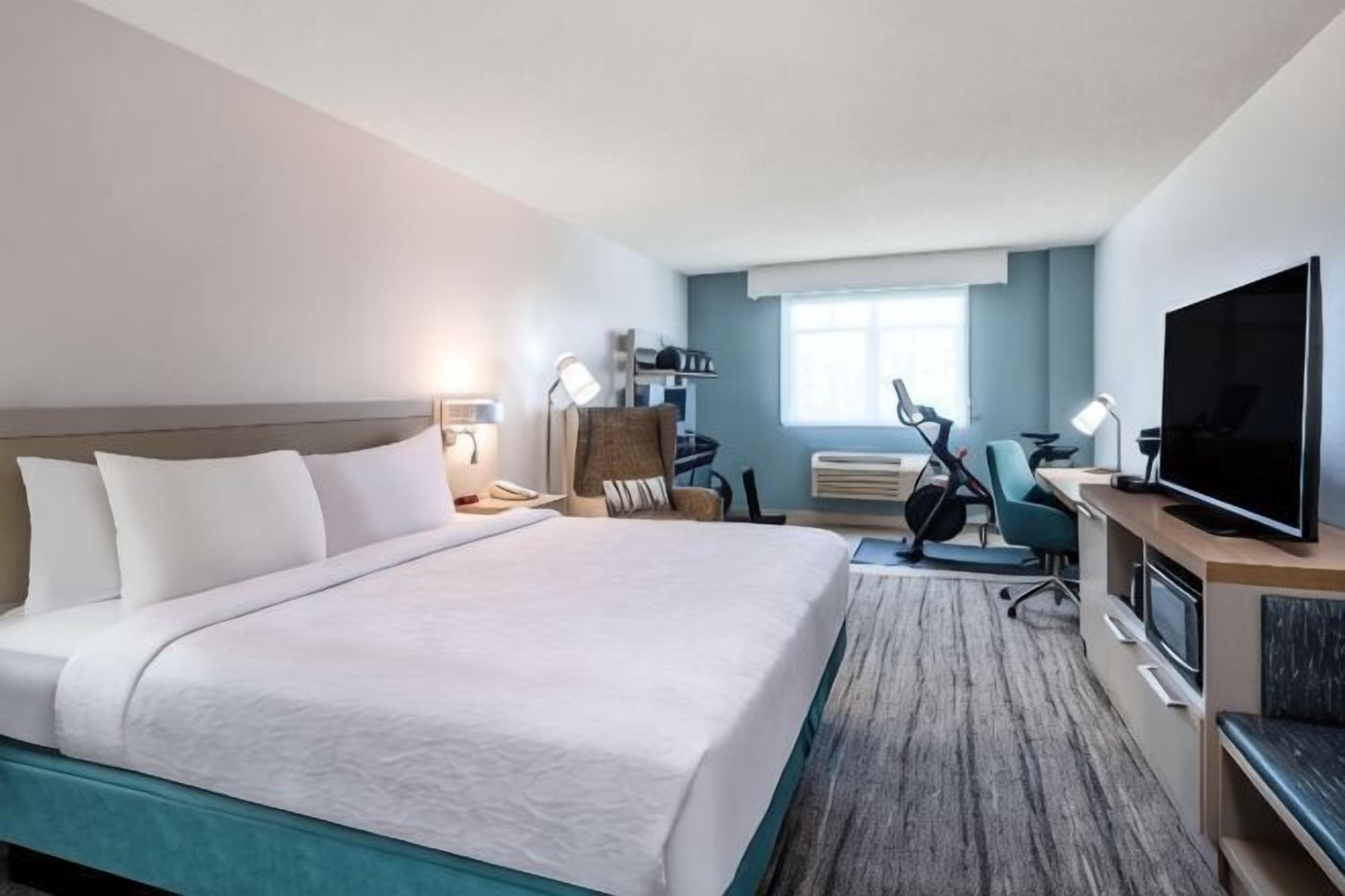 セーフティボックス (室内)、デスク、ノートパソコン用作業スペース、ベビーベッド (無料)