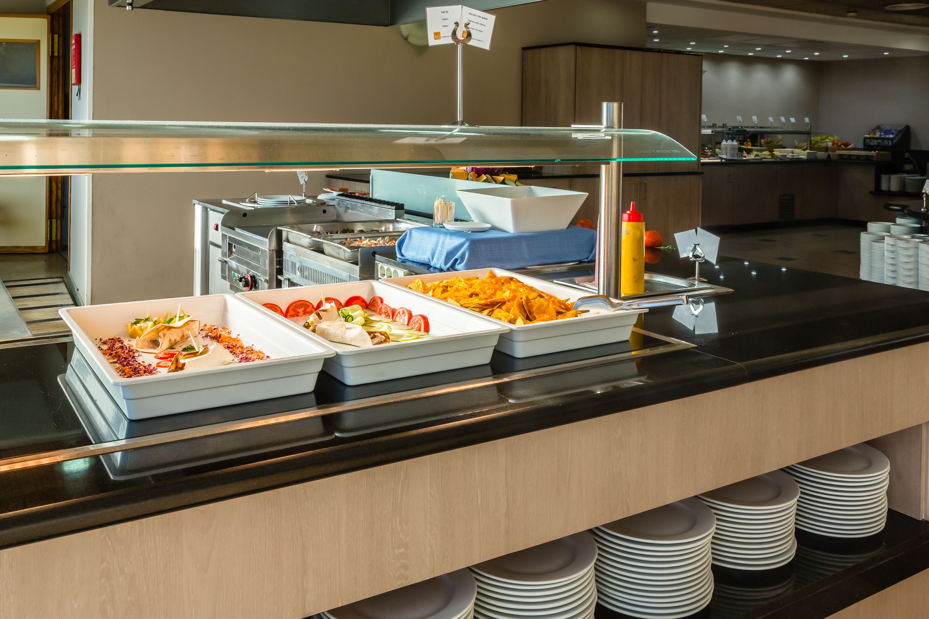 Ein reichhaltiges Buffet mit verschiedenen Speisen und Beilagen.