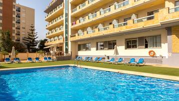 Piscine extérieure, chaises longues