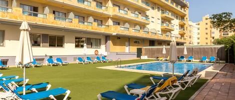 Outdoor pool, pool loungers