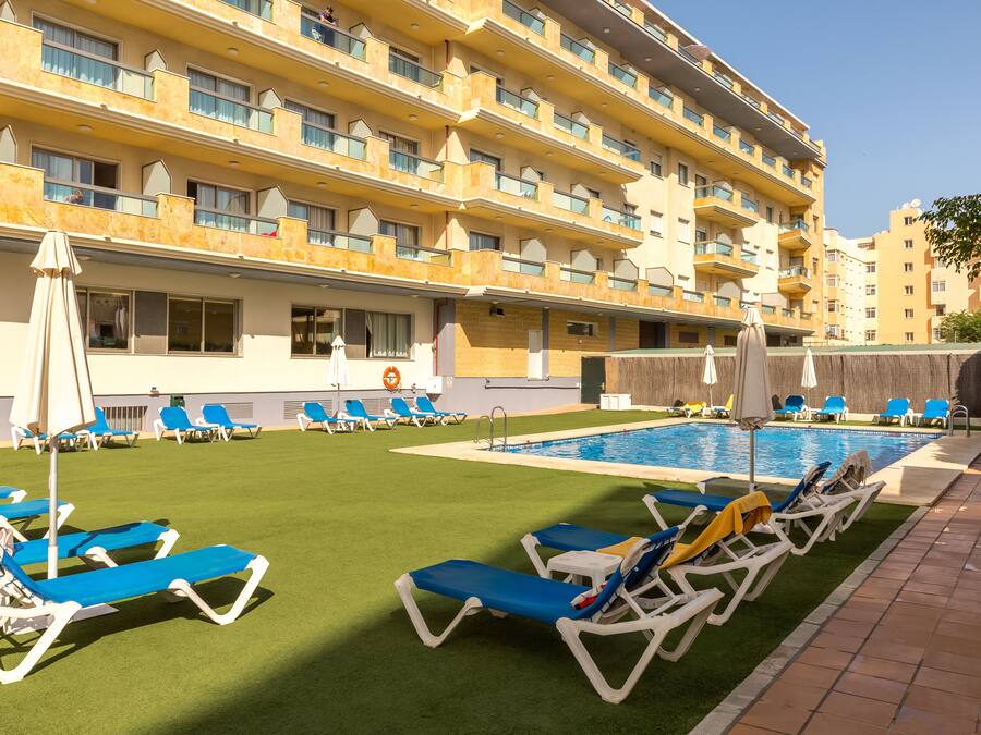 Outdoor pool, pool loungers