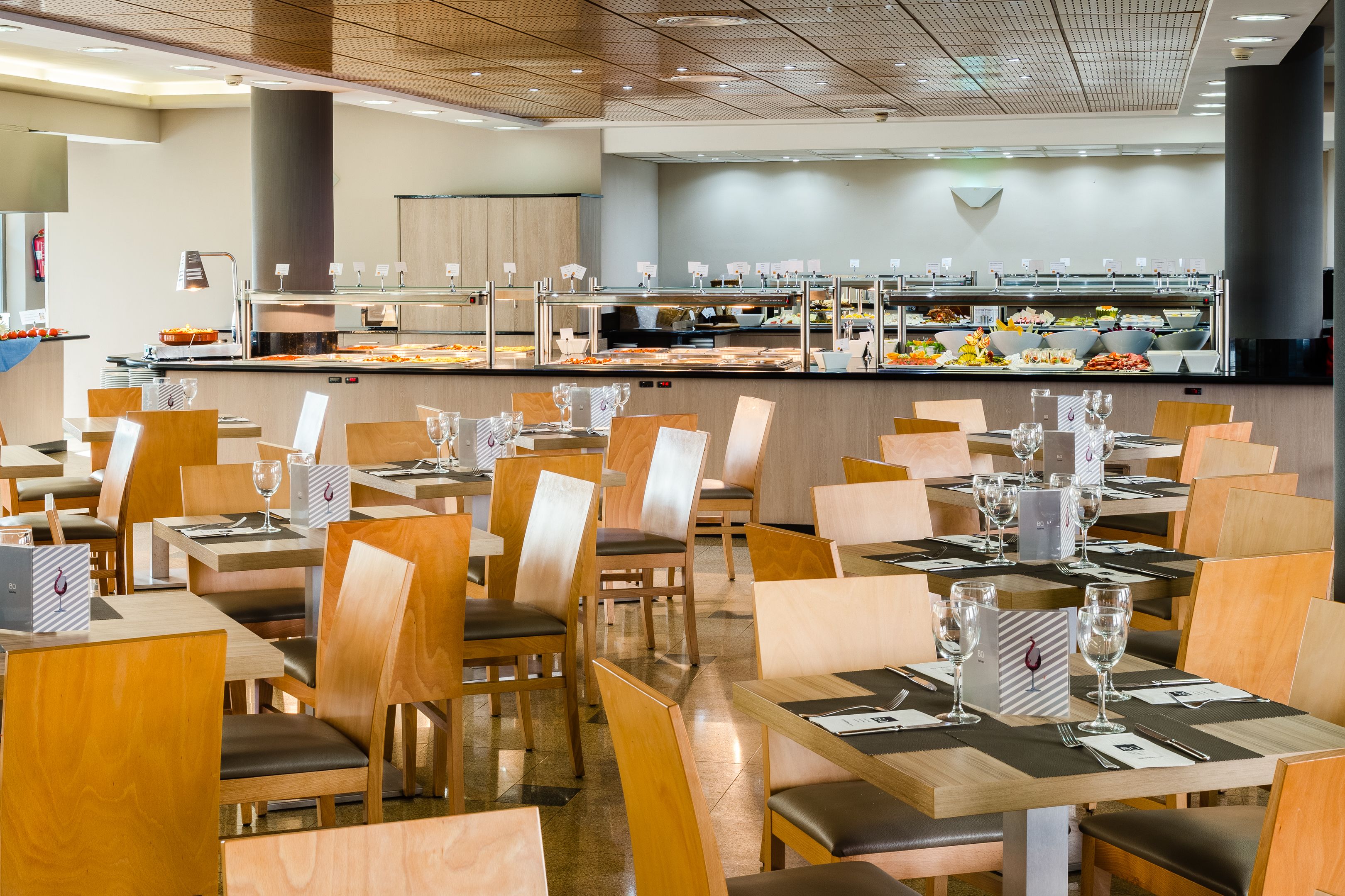Desayuno buffet diario (EUR 14 por persona)