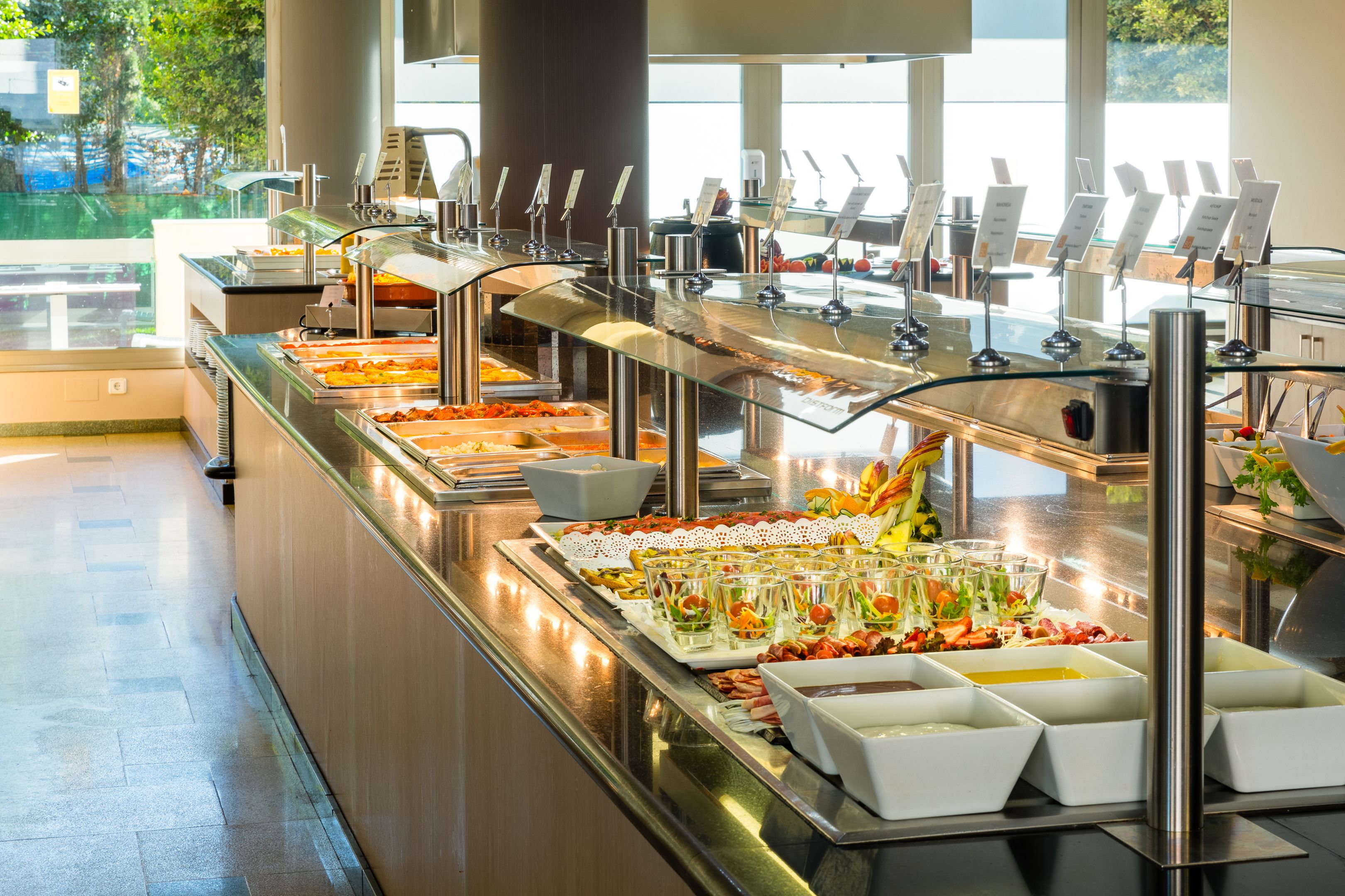 Un buffet proposant une variété de plats et de verrerie.