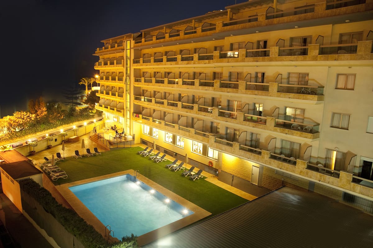 outdoor pool, pool loungers