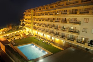 Outdoor pool, sun loungers
