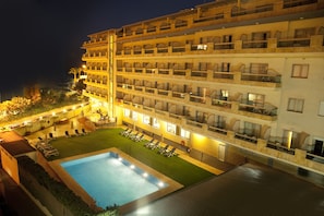 Outdoor pool, sun loungers