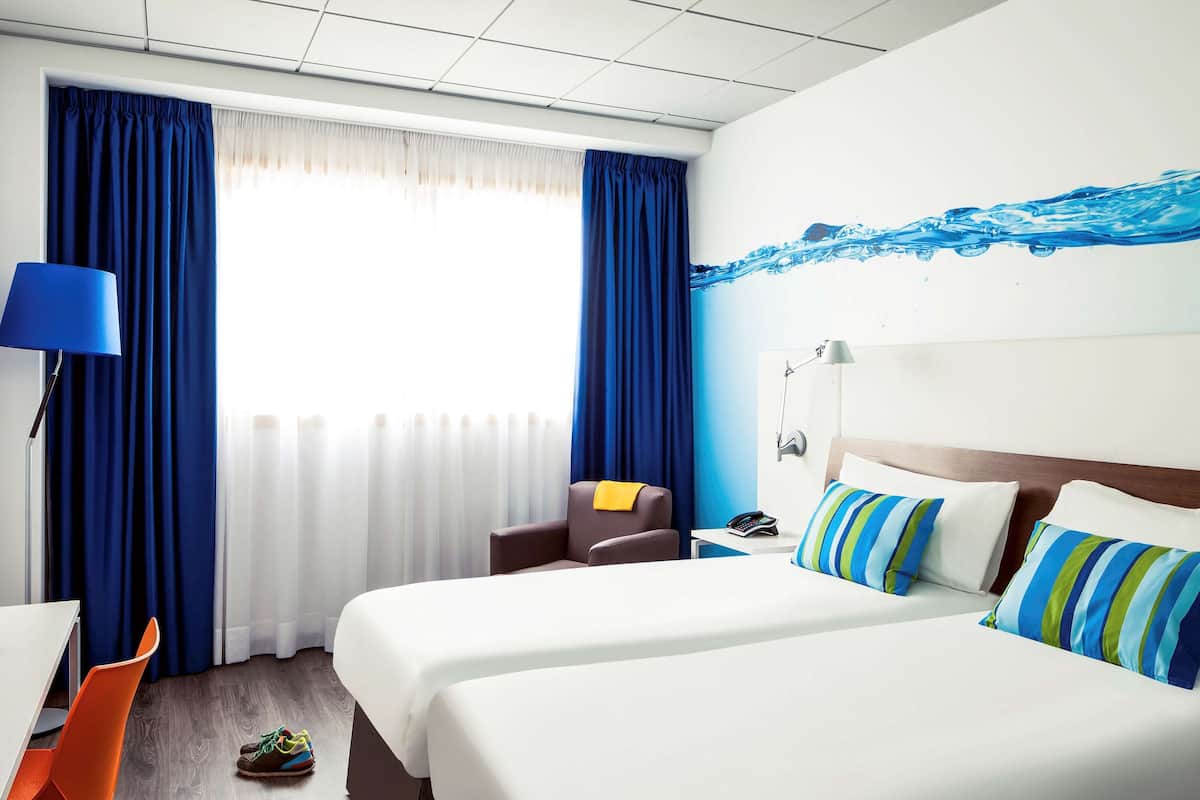 Zweibettzimmer, 2 Einzelbetten | Daunenbettdecken, Zimmersafe, Schreibtisch, Verdunkelungsvorhänge