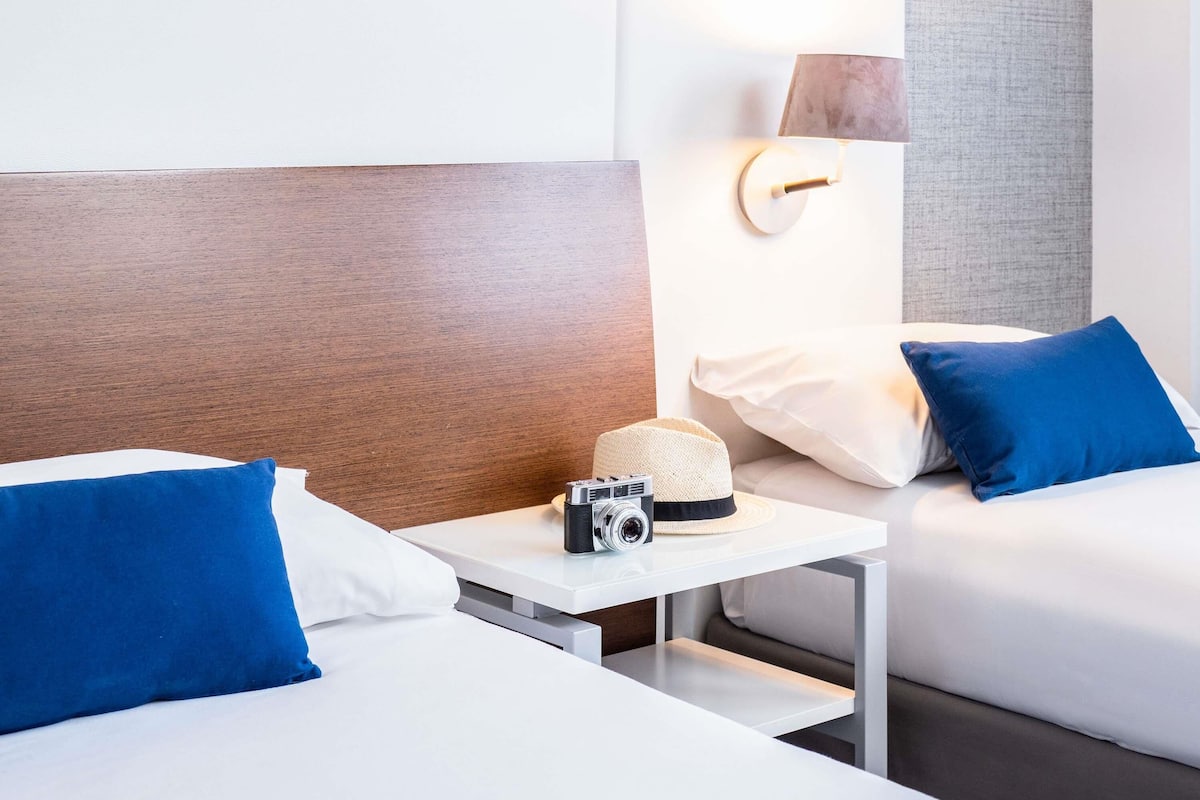 Chambre avec lits jumeaux, 2 lits une place | Couette en duvet d'oie, coffres-forts dans les chambres, bureau