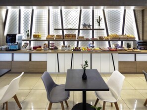 Buffet déjeuner servi tous les jours en supplément