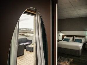 スーペリア ルーム ダブルベッド 1 台 テラス | 羽毛の掛け布団、セーフティボックス (室内)、デスク、遮光カーテン
