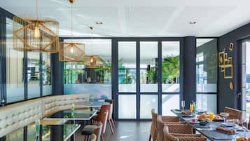 Serveert ontbijt, lunch, diner, regionale gerechten