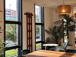 Déjeuner, dîner et souper servis sur place