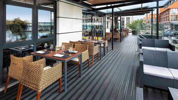 Serveert ontbijt, lunch en diner