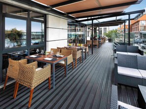 Serves breakfast, lunch, and dinner - ibis Styles A Coruña (A Coruña)