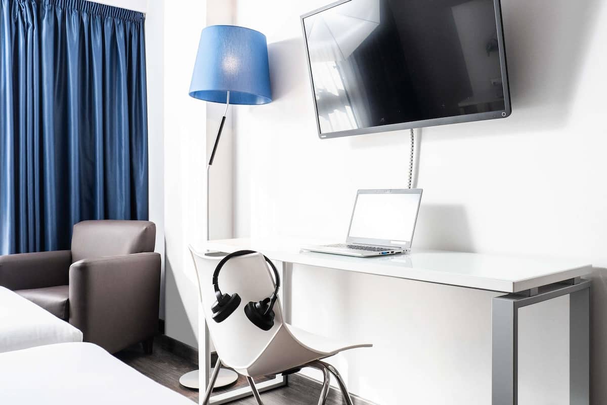 Down comforters, in-room safe, desk, blackout drapes
