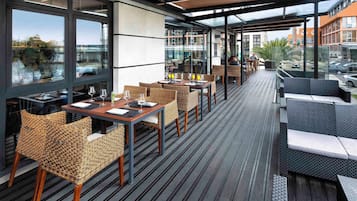 Serveert ontbijt, lunch en diner