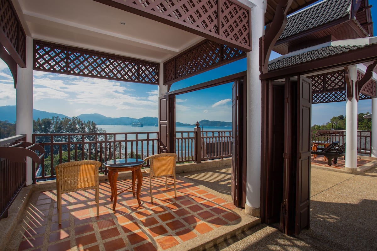 Family Seaview 2 Bedroom Hillside Suite with Terrace Bathtub | Beach/ocean view