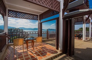 Seaview 2 Bedroom Hillside Suite with Terrace Bathtub | Vue sur la plage/l’océan