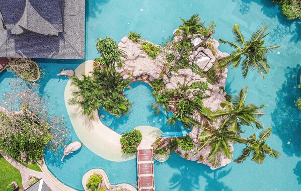 Una piscina al aire libre, sombrillas, tumbonas