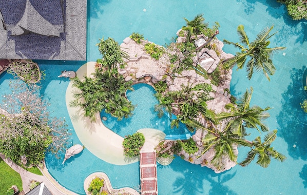 Piscine extérieure, parasols de plage, chaises longues