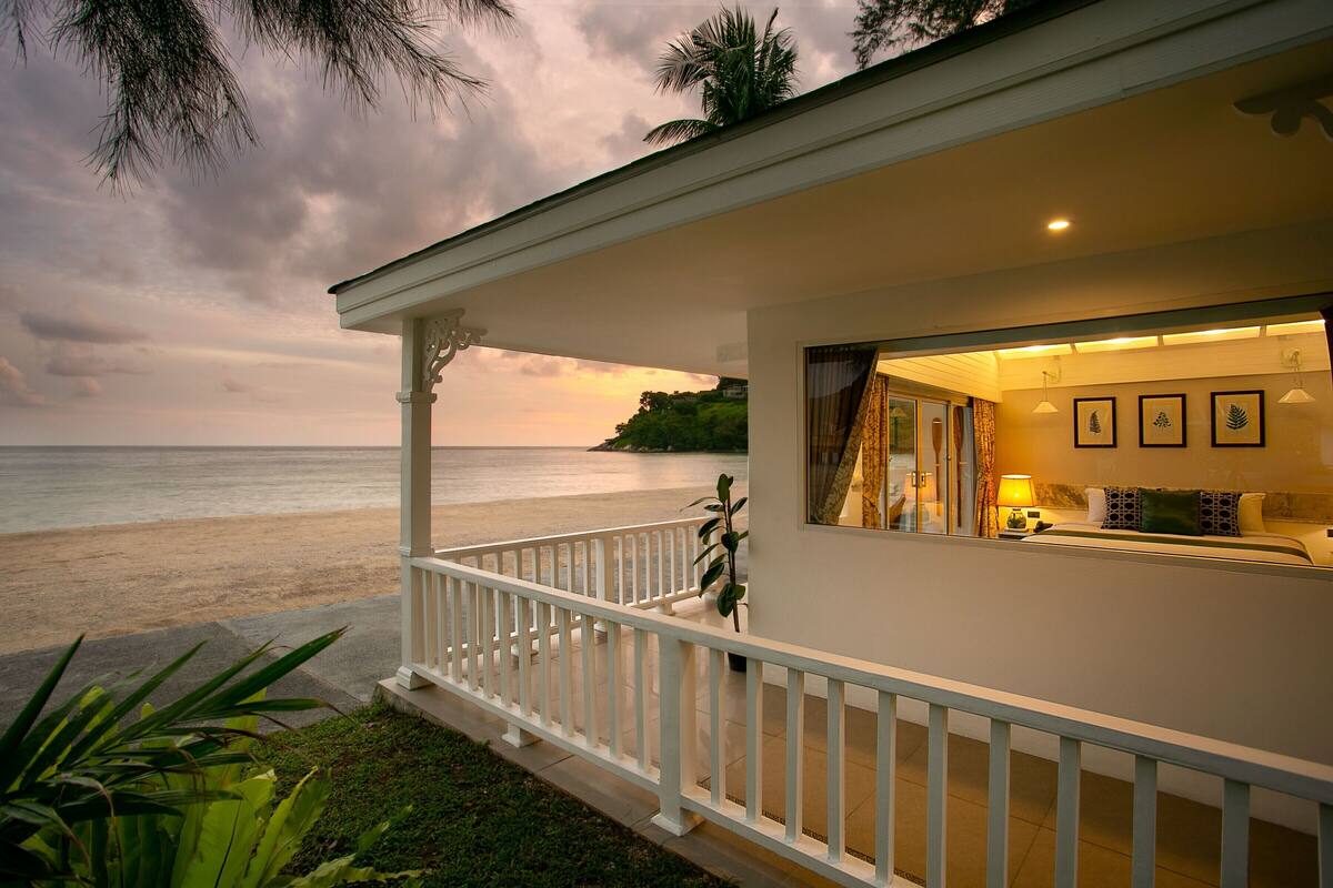 Une propriété située en bord de mer, dotée d’un balcon avec vue sur l’océan, d’un intérieur bien éclairé et offrant une vue imprenable sur la mer.
