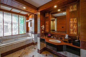 Bañera y ducha independientes y artículos de higiene personal gratuitos