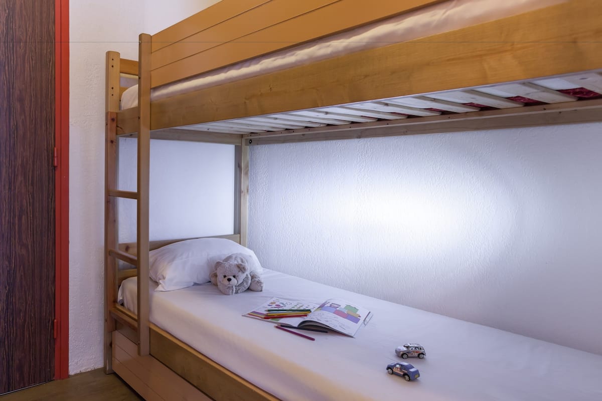 Cribs/infant beds, free WiFi, bed sheets
