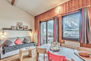 Apartamento | Zona de estar | Una televisión, una mesa de tenis de mesa