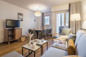Lägenhet | Vardagsrum | Tv och ett bordtennisbord