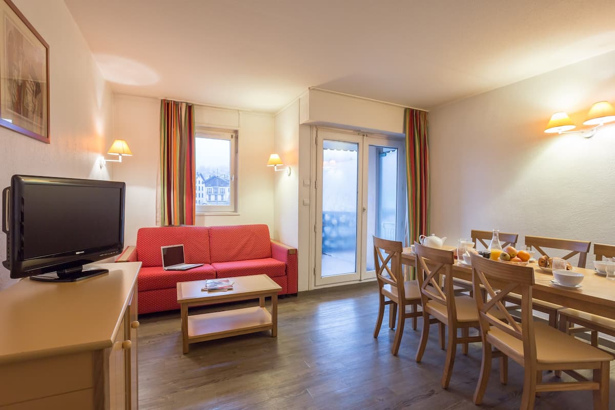 Apartment 8 people - 1 bedroom + 1 sleeping alcove - Rivière | Living room | TV, table tennis