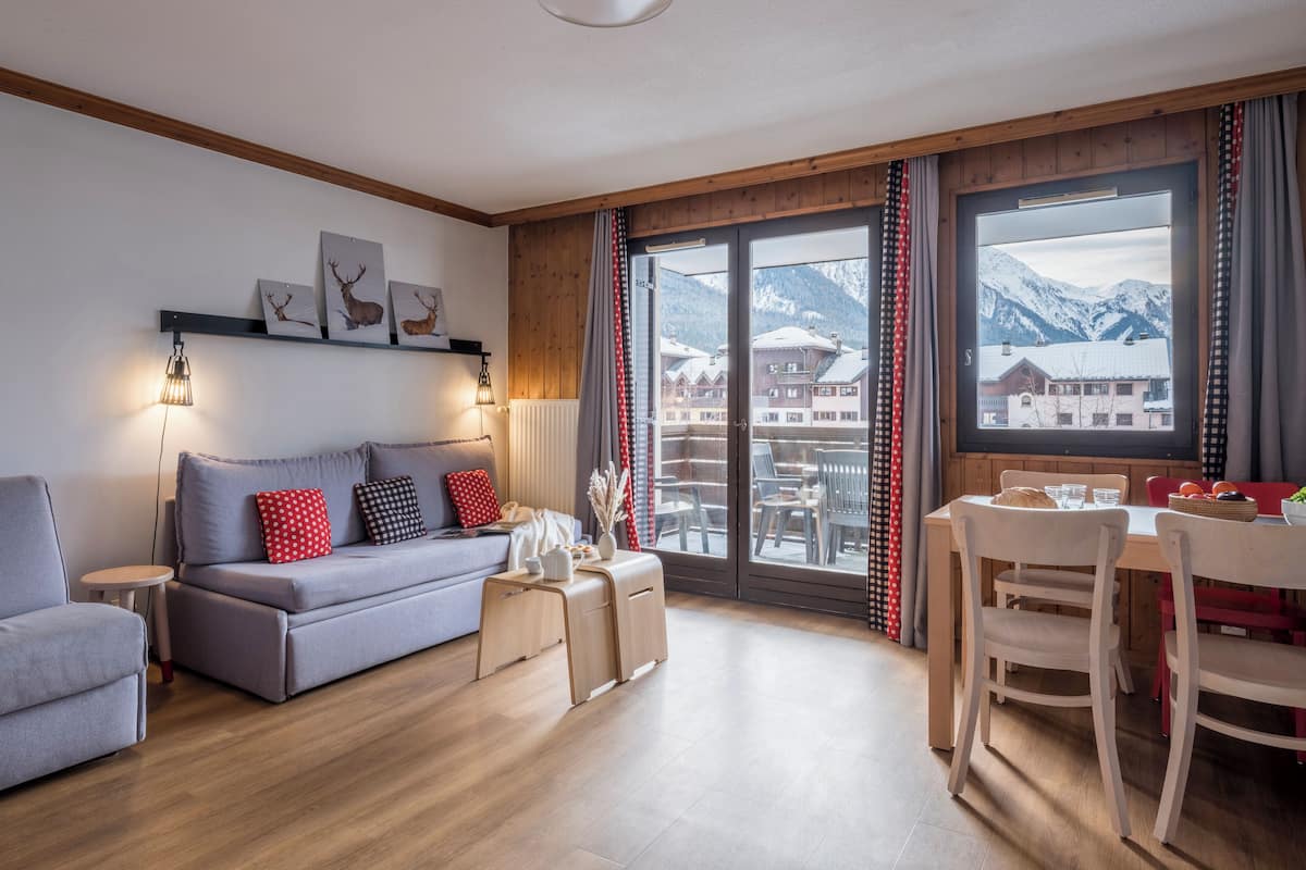 Apartamento | Zona de estar | Una televisión, una mesa de tenis de mesa